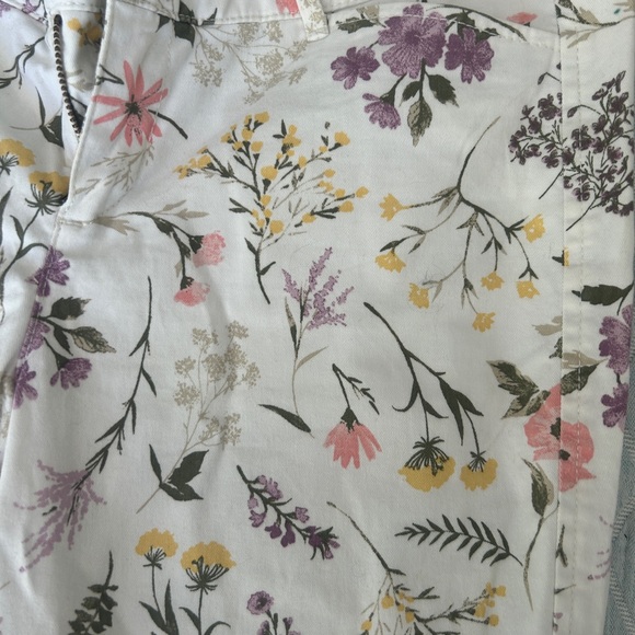 Rare old navy floral chinos - Picture 2 of 3
